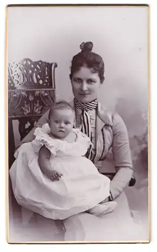 Fotografie Emil Flasche, Barmen, Heckinghauser-Strasse 19, Portrait Mutter mit Kleinkind auf dem Schoss