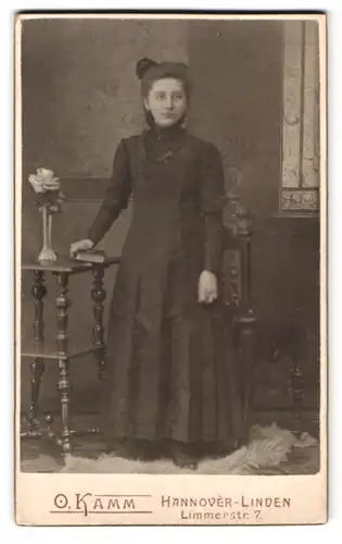 Fotografie o. Kamm, Hannover, Limmerstrasse 7, Portrait junge Frau im schwarzen Kleid mit Haarschleife