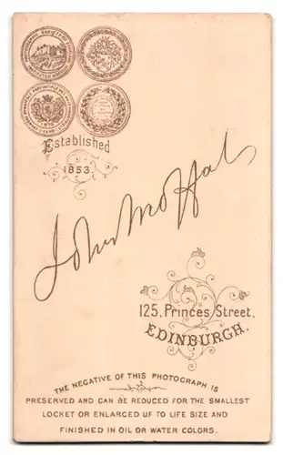 Fotografie J. Moffat, Edinburgh, 125 Prince Street, bürgerliche Frau im schlichten Kleid