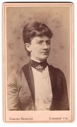 Fotografie Edmund Behncke, Schwerin i/M., Wismarsche Strasse 26, bürgerliche Frau mit verkniffenem Mund