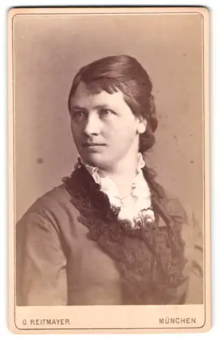 Fotografie O. Reitmayer, München, Briennerstrasse 4, bürgerliche Frau im Portrait