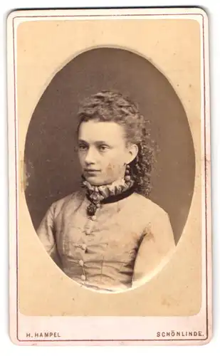 Fotografie H. Hampel, Schönlinde, junge Frau in hochschliessendem Kleid