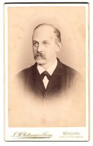 Fotografie J. B. Rottmayer & Comp., München, älterer Herr im Anzug