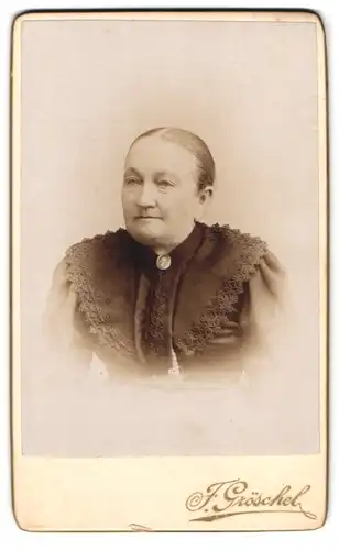 Fotografie F. Gröschel, Rumburg, Klostergasse, alte Frau mit strenger Frisur im Portrait