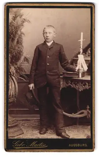Fotografie Gebr. Martin, Augsburg, Bahnhofstrasse, junger Konfirmand in Sonntagskleidern