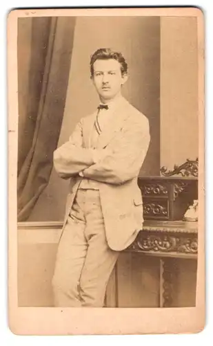 Fotografie E. Alpers, Hannover, Langelaube 25, junger Herr in hellem Anzug