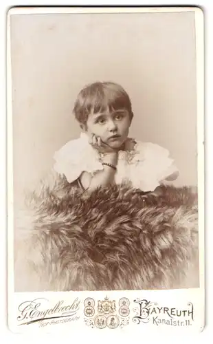 Fotografie G. Engelbrecht, Bayreuth, Kanalstrasse 11, nachdenkliches Mädchen