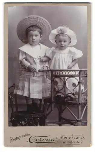 Fotografie Corona, Zwickau i.S., Wilhelmstrasse 7, Geschwister in sommerlichen Kleidern