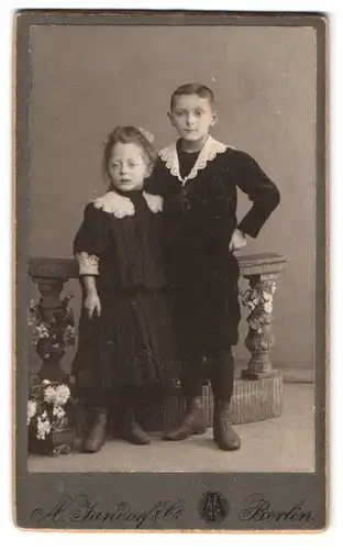 Fotografie A. Jandorf & Co., Berlin, Cottbusserdamm 1-2, Geschwister im Sonntagsstaat