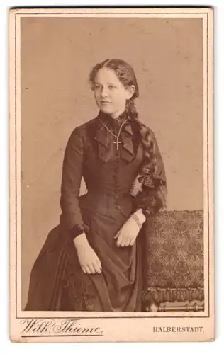 Fotografie Wilh. Thieme, Halberstadt, Plantage, junges Fräulein in tailliertem Kleid