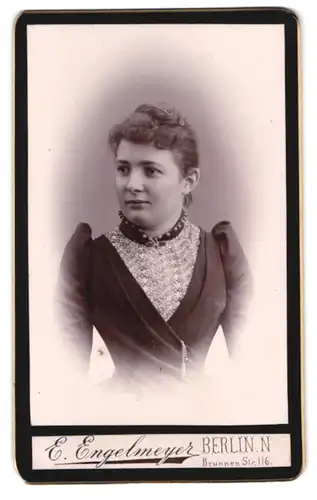 Fotografie E. Engelmeyer, Berlin, Brunnenstrasse 116, junge Frau im taillierten Puffärmelkleid