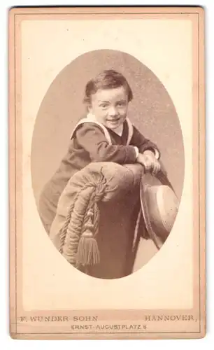 Fotografie F. Wunder Sohn, Hannover, Ernst-Augustplatz 6, lachendes Kind mit Hut