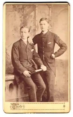 Fotografie Thiele, Frankfurt a.M., Kaiserstrasse 29, Brüder im Sonntagstaat