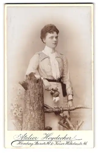 Fotografie Atelier Heydecker, Hamburg, Steinstr. 147, Portrait junge Frau im hellen Kleid mit Halskette