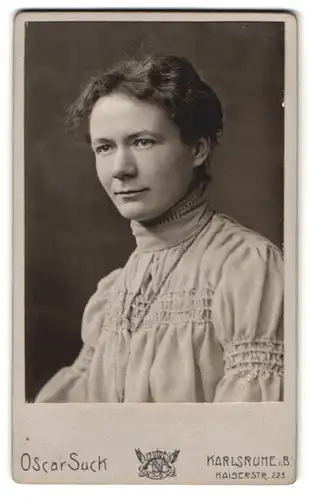 Fotografie Oscar Suck, Karlsruhe i. B., Kaiserstr. 223, Portrait Dame im hellen Kleid mit Perlenkette
