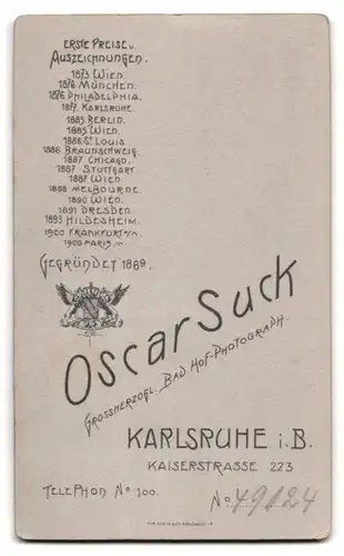 Fotografie Oscar Suck, Karlsruhe i. B., Kaiserstr. 223, Portrait Dame im hellen kleid mit Brosche schaut skeptisch