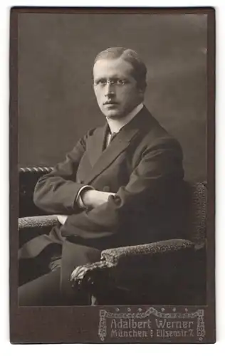 Fotografie Adalbert Werner, München, Elisenstrasse 7, Portrait Kaufmann Alfons Herl im Anzug mit Brille