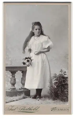 Fotografie Jul. Berthold, Feuerbach, Karlstrasse, Portrait Mädchen im weissen Kleid mit Haarschmuck