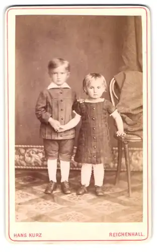 Fotografie Hans Kurz, Reichenhall, Portrait zwei Kinder im Anzug und Kleid halten Händchen