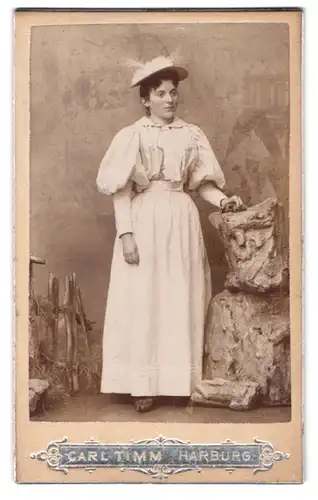 Fotografie Carl Timm, Harburg, Lindenstrasse 18, Portrait Dame im weissen Kleid mit Sommerhut