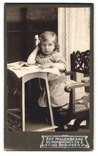 Fotografie Ant. Hillenbrand, Schwabmünchen, Portrait kleines Mädchen Rosa Kining im karierten Kleid mit Zöpfen