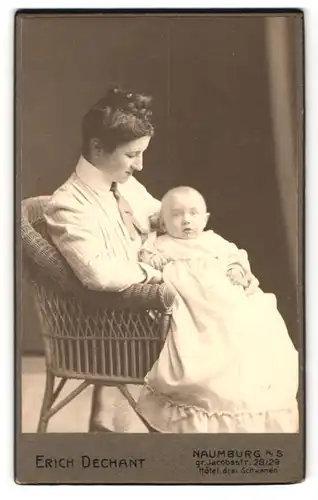 Fotografie Erich Dechant, Naumburg a. S., Jacobsstrasse 28 /29, Mutter im Kleid mit Kleinkind auf dem Schoss, Mutterglück
