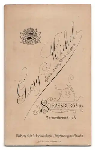 Fotografie Georg Michel, Strassburg i. E., Marnesia-Staden 5, Portrait Mutter präsentiert ihr kleines Kind, Mutterglück