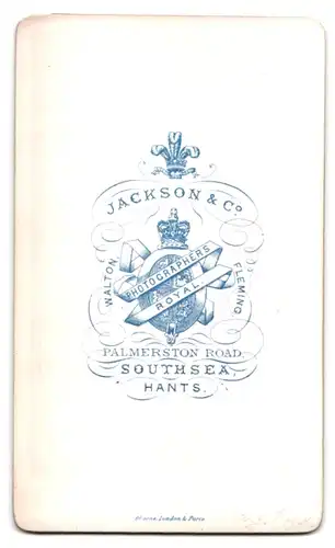 Fotografie Jackson & Co., Southsea, Palmerston Road, Portrait Mädchen im Kleid mit Brosche und Kette mit Anhänger