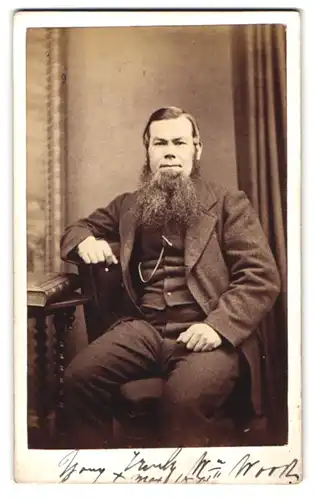 Fotografie C. H. Braithwaite, Leeds, near top of Briggate, Portrait Mr. Moore im Anzug mit Vollbart