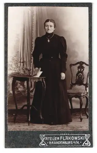 Fotografie Atelier Flakowski, Brandenburg a. H., Portrait ältere Frau im schwarzen Kleid mit Halskette