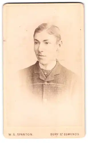 Fotografie W. S. Spanton, Bury St. Edmunds, Abbey Gate Street 16, Portrait junger Mann im Tweed Anzug mit Scheitel