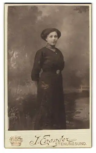 Fotografie J. Enander, Stenungsund, Portrait junge Dame im feinen Kleid vor einer Landschaftskulisse