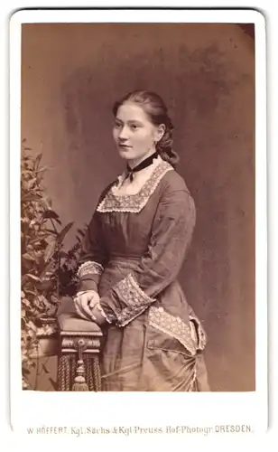 Fotografie W. Höffert, Dresden, See-Str. 10, Portrait junges Mädchen im bestickten Kled mit Halsband