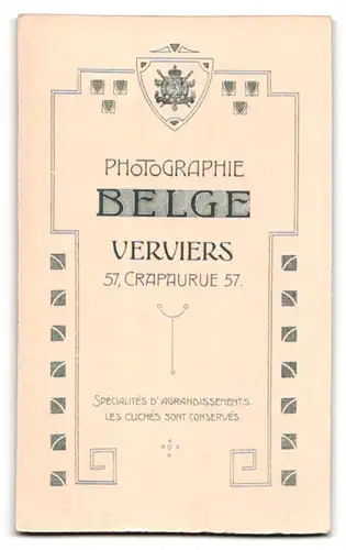 Fotografie Photographie Belge, Verviers, Crapaurue 57, Portrait Mädchen im Kleid mit Haarschleife schaut streng