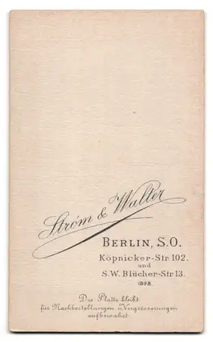 Fotografie Strom & Walter, Berlin, Köpenickerstr. 102, Portrait kleines Mädchen im Samtkleid mit Sommerhut