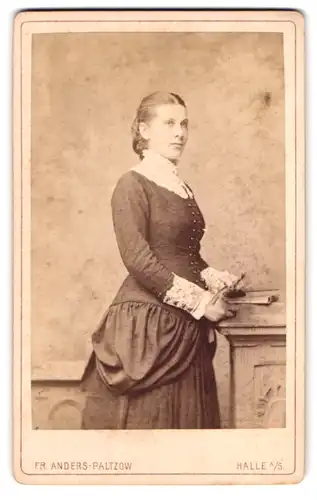 Fotografie Fr. Anders-Paltzow, Halle a. S., Grosse Ulrich-Strasse 35, Portrait Dame im Biedermeierkleid mit Spitzenkragen