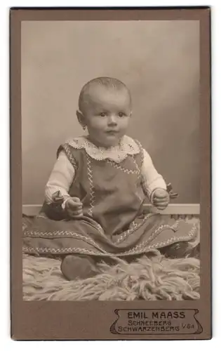 Fotografie Emil Maass, Schneeberg, Postplatz, Portrait kleines Mädchen im Kleid mit Ohrringen
