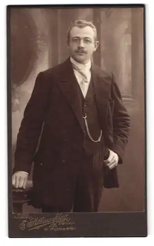 Fotografie E. Silberschlag, Demmin, Portrait Herr im Anzug mit Schlips und Brille