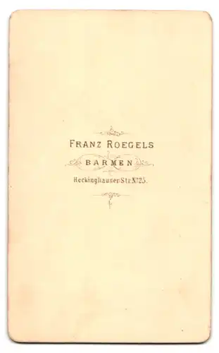 Fotografie Franz Roegels, Barmen, Heckinghauser-Strasse 25, Portrait junger Knabe im Anzug mit Fliege