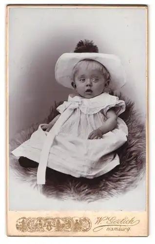 Fotografie Wilhelm Gerlich, Hamburg, Röhrendamm 54, Kleinkind mit Kleid und Hut