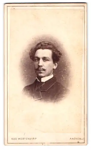 Fotografie Eugen Westendorp, Aachen, Damengraben 19, junger Bürgerlicher mit Schnauzbart und voluminösem Haar