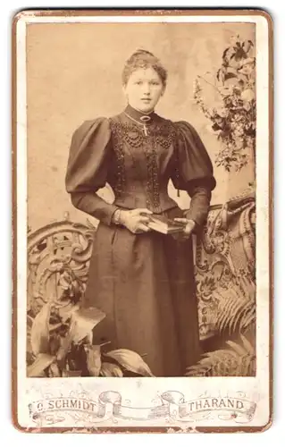 Fotografie O. Schmidt, Tharand, Mädchen in schwarzem Kleid mit Kreuzkette und Bibel