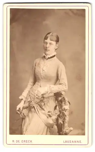 Fotografie R. De Greck, Lausanne, Place St. Francois, junge Frau mit Halskette und Blumenschmuck