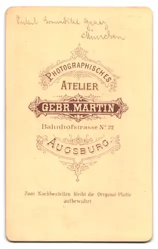 Fotografie Gebr. Martin, Augsburg, Bahnhofstrasse 22, lächelnder Herr mit Vollbart und Gehstock