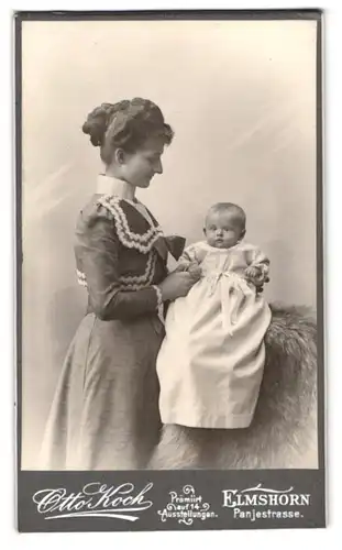 Fotografie Otto Koch, Elmshorn, Panjestrasse, stolze Mutter präsentiert ihr Neugeborenes, Mutterglück