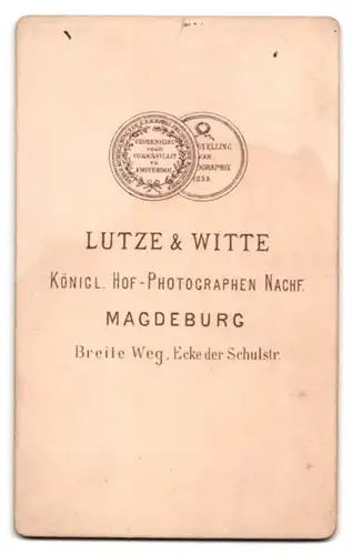 Fotografie Lutze & Witte, Magdeburg, mittelaltes Ehepaar posieren an einem Tischlein