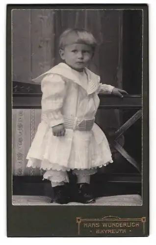 Fotografie Hans Wunderlich, Bayreuth, Kleinkind mit weissem Kleid