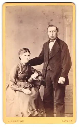 Fotografie H. Jürgens, Altona, bürgerliches Ehepaar, Gatte mit Seemannsbart