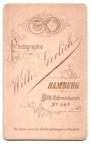 Fotografie Wilhelm Gerlich, Hamburg, Kleinkind in schwarzem Kleid