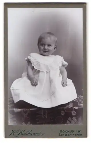 Fotografie H. Kuhlmann, Bochum i. W., lächelndes Kleinkind in weissem Kleid